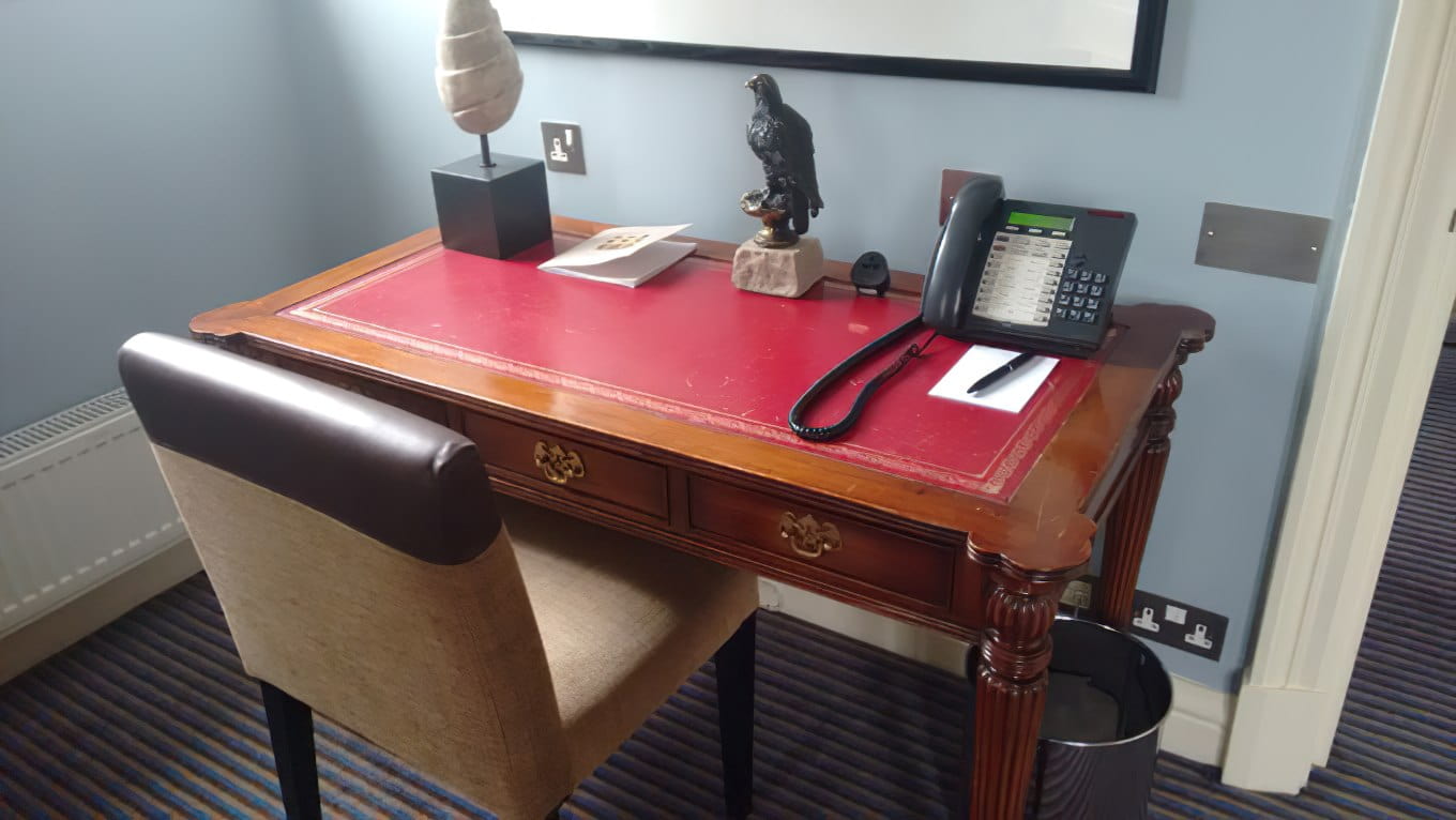 Descubriendo los escritorios más famosos del mundo Muebles Modernos para Oficina El escritorio de escritura de J.K. Rowling