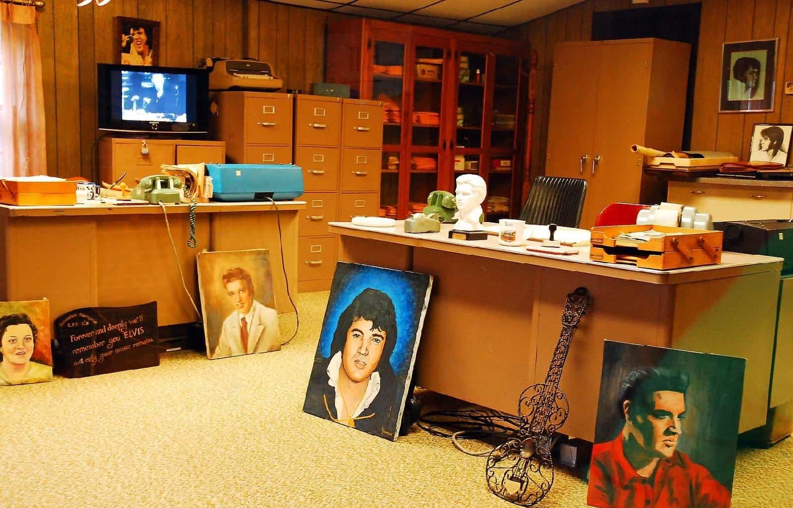 Descubriendo los escritorios más famosos del mundo Muebles Modernos para Oficina escritorio ornamentado de Elvis Presley