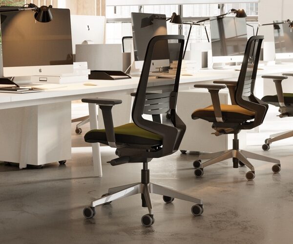Sillas ergonomicas en oficina grande corporativa